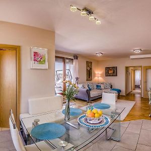 Budapest Top Apartment With Private 90 Sqm Rooftop, Free Parking And Air Condition